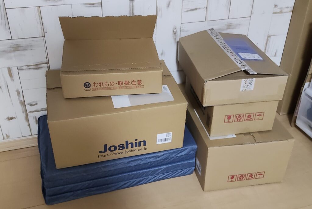 部屋の隅に放置された商品段ボール