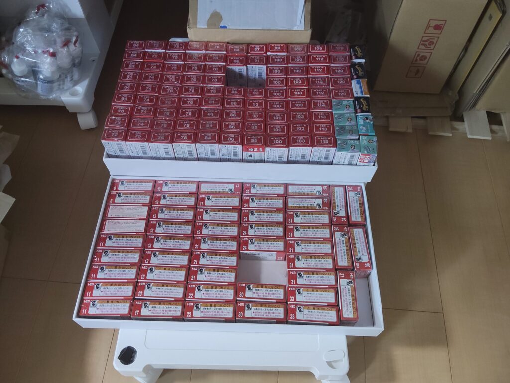 トミカの保管状況　クローゼット内に並べて保管