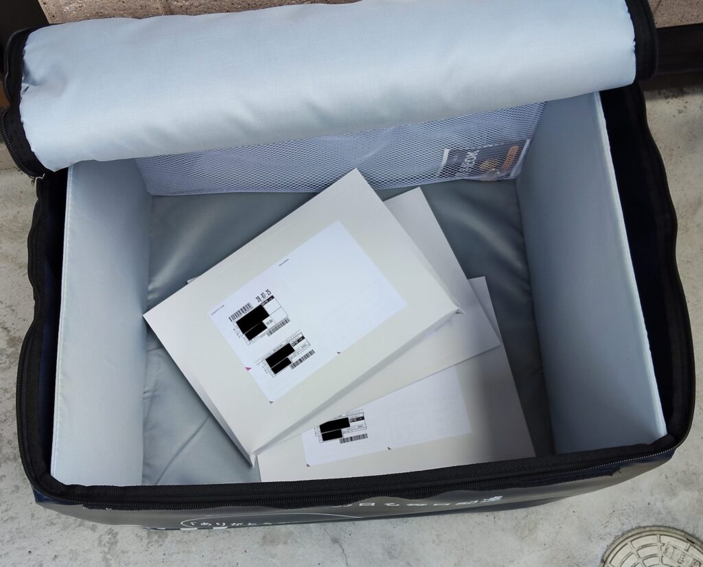 宅配BOXに自己発送の商品を入れている様子
